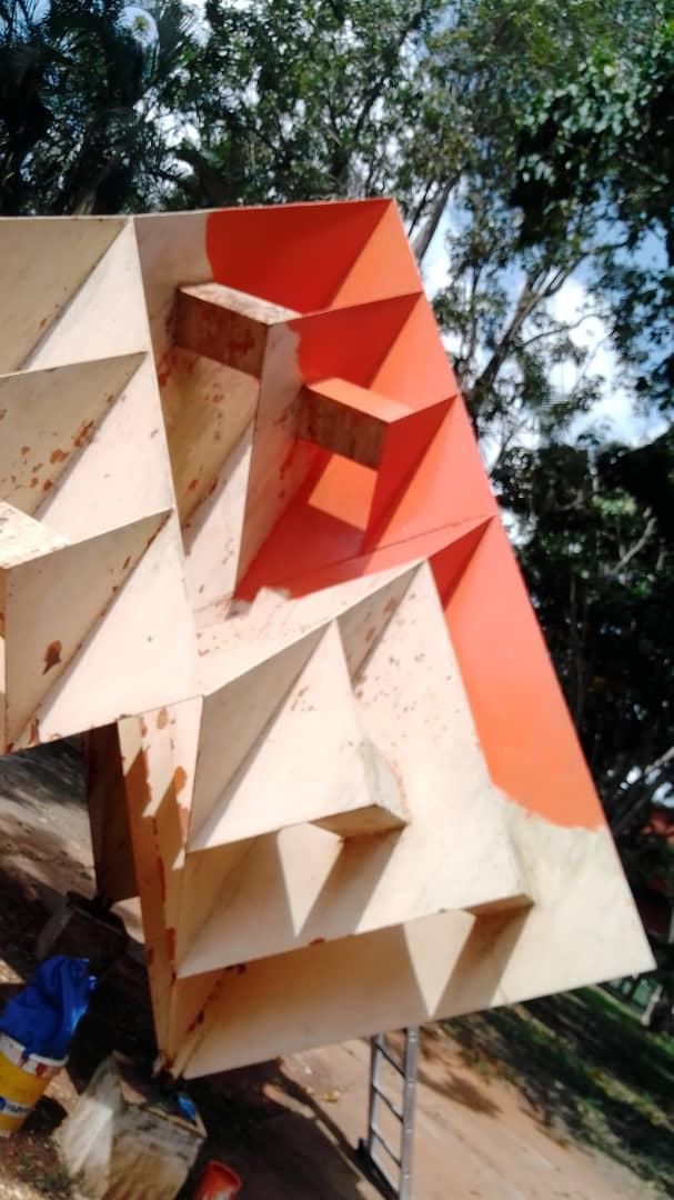 DATAZUCAR_'s tweet photo. Se avanza la empresa @DATAZUCAR_ en la tarea de reparación y mantenimiento de la escultura "Cristal de Azúcar", de Eliseo Valdés en el Pabellón de la Agroindustria Azucarera en Expocuba. #DatazucarEsFuturo #DatazucarPresente #CubaViveYTrabaja https://t.co/O4I8PdYNO2