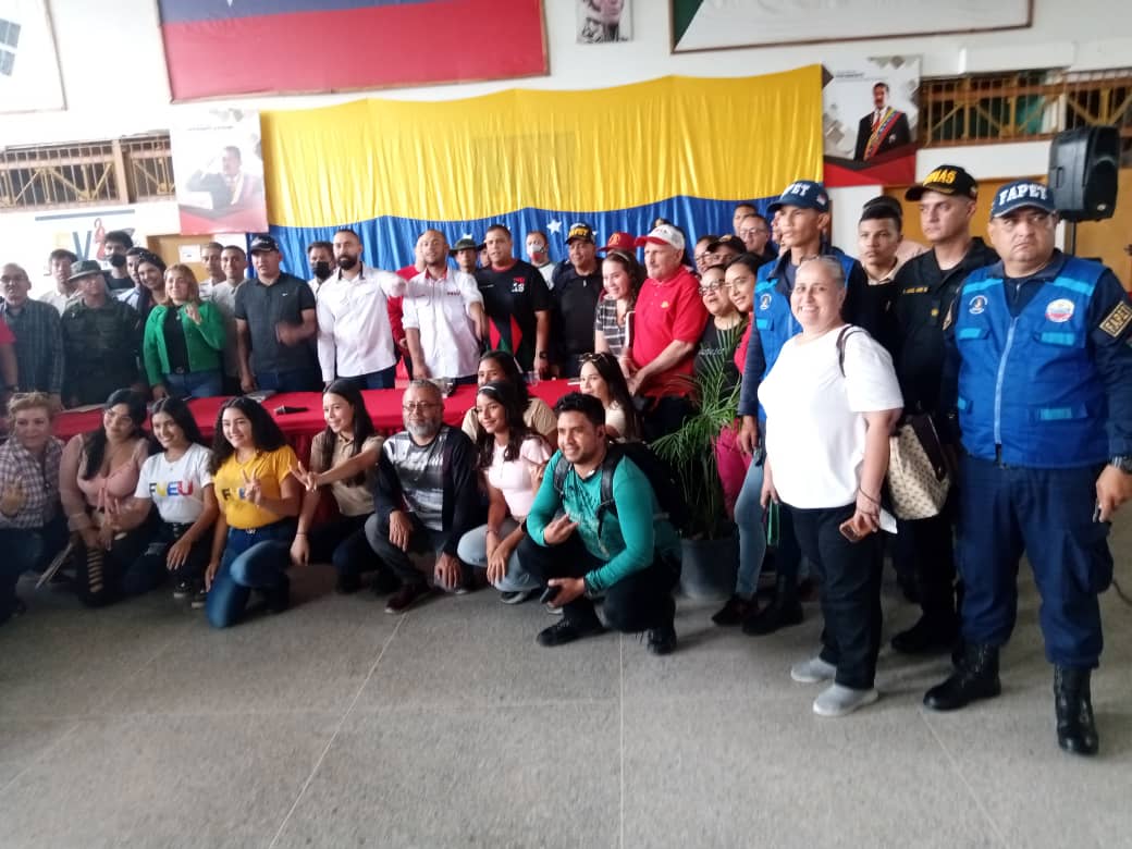 PosgradoT's tweet photo. CONSULTA PÚBLICA 
DEL PROYECTO DE LEY QUE REGULA EL USO 
DEL NOMBRE, TÍTULOS, FIRMA Y EFIGIE DE EL LIBERTADOR  @alcaldiatruji_1 @CNH_Ven @NicolasMaduro @Iroschimajpsuv @Gerardo4fPsuv @carloscontigo  @Rixiorector @Tibisayunearte @mppeuniv @arbolve @ninoskaortiz25 @prensaunermb https://t.co/fpxmJ4YjIm
