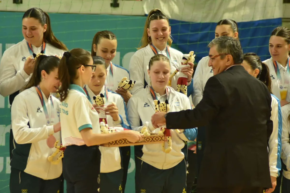 asu2022oficial's tweet photo. ¡Medallas en Balonmano femenino! 🤾‍♀

BRASIL 🇧🇷🥇

PARAGUAY 🇵🇾🥈

ARGENTINA 🇦🇷🥉

#ASU2022 
#ElSueñoDeTodos https://t.co/RBXzd7oh8R