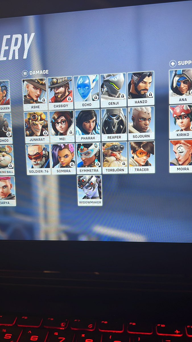 prototeta's tweet photo. #Overwatch2
Love that I could use these heroes yesterday but suddenly they are locked? I just wanna play the game 😭 I can even change the skin of the locked characters wtf https://t.co/QVXairPLgJ