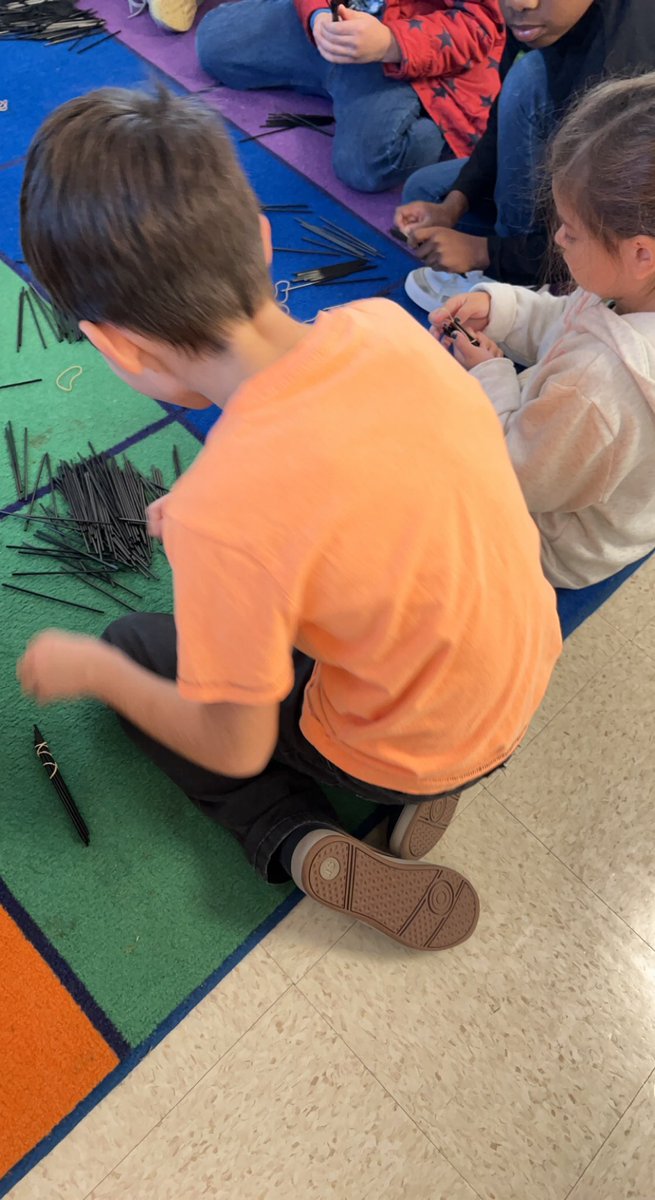 Bundling and counting ones, tens, and hundreds to 1,000 using straws! #placevalue #makemathfun #teamworkmakesthedreamwork <a href="/mcpsmd_SES/">Sherwood ES</a> <a href="/MVSActivates/">Matthew D. Vaughn-Smith, M.Ed.(he/his)</a>