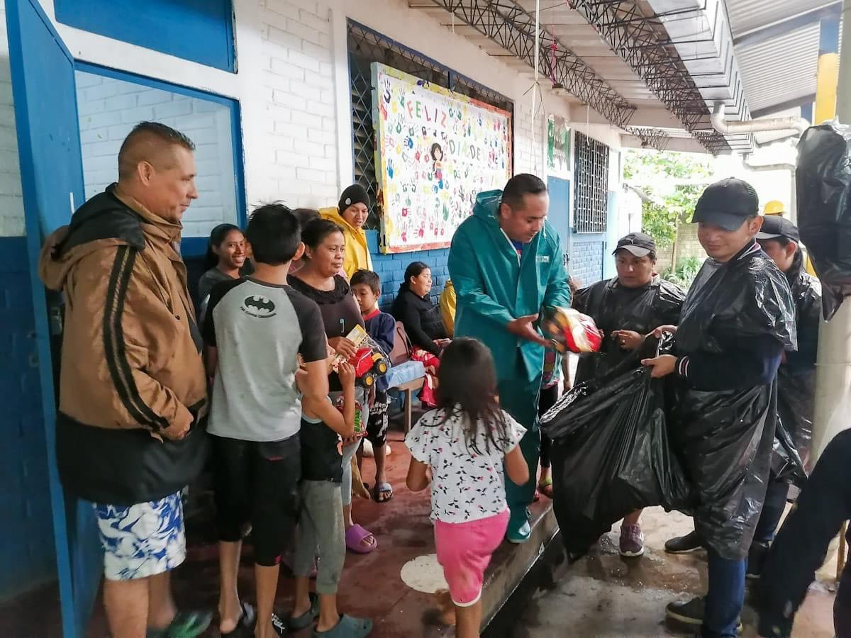 Nuestro Alcalde Alex Cabrera estuvo visitando los albergues habilitados en el C. E. Hacienda El Tránsito y CBI de Colonia Río Bajo y apoyará con la alimentación a las familias evacuadas.

🔸Nuestros #LíderesNaranja están trabajando 24/7 en función de todos los salvadoreños.

🇸🇻🌧