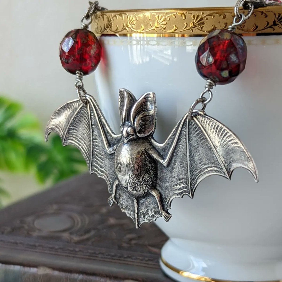 LilyVanceBeads's tweet photo. How batty is this? 🦇🎃 Nocturnal lovers.
Link in bio⏫
#nocturnalwonderland #nocturnal #halloween #gothic #gothicjewelry #gothicnecklace #gothgirl #goth #jewellery #bats #batsofinstagram #redjewelry #silverbat #lilyvance_collections #EtsySeller https://t.co/xhRY1kN7yA