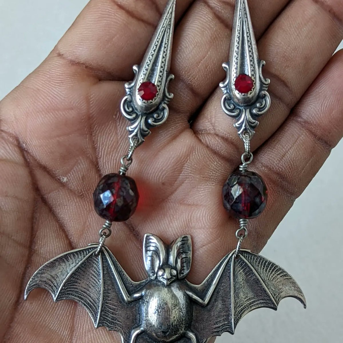 LilyVanceBeads's tweet photo. How batty is this? 🦇🎃 Nocturnal lovers.
Link in bio⏫
#nocturnalwonderland #nocturnal #halloween #gothic #gothicjewelry #gothicnecklace #gothgirl #goth #jewellery #bats #batsofinstagram #redjewelry #silverbat #lilyvance_collections #EtsySeller https://t.co/xhRY1kN7yA