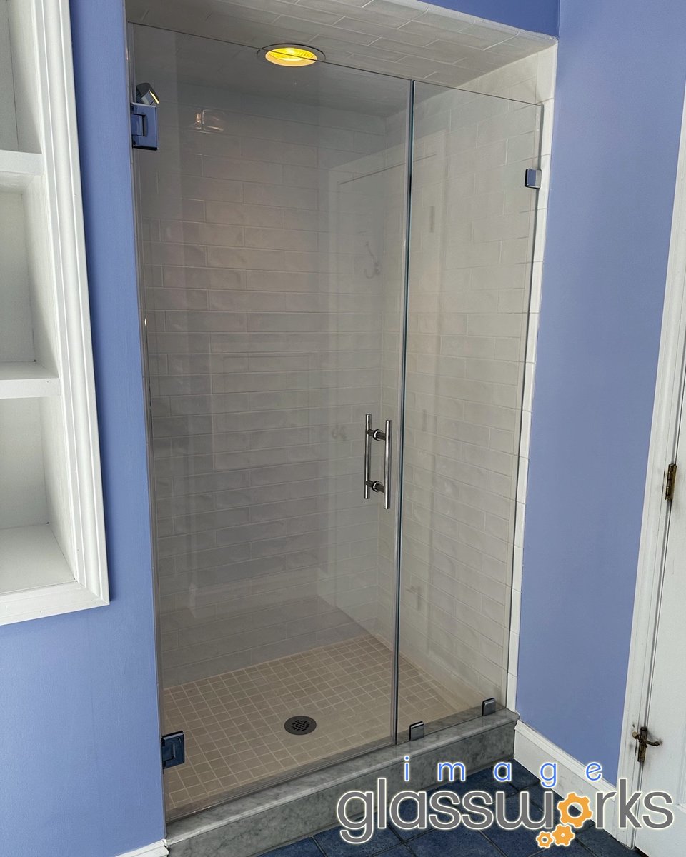 ImageGlassworks's tweet image. Clean and simple install in Wakefield today! The door and panel configuration is a great way to close in your shower door opening without too many moving parts!

Seen here is 3/8” thick low iron glass with chrome hardware and a ladder pull handle. Nice job!