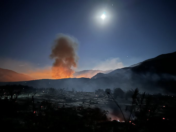 What a beautiful full moon during the ojai fire https://t.co/oEgaMgDIVq<a href="/tag/iranrevoiution2022"class="tags"><span>#iranrevoiution2022</span></a>
