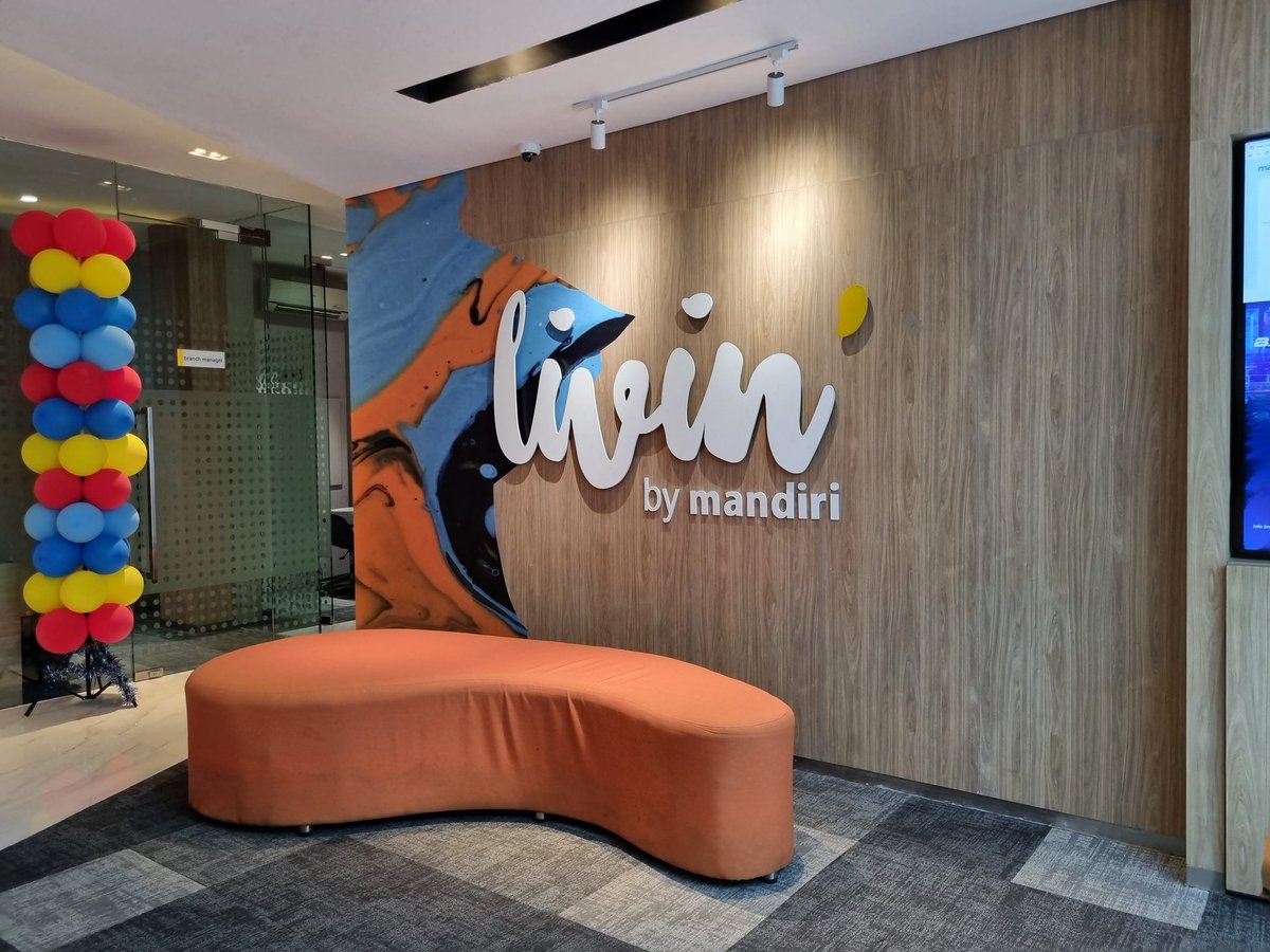 syarfans's tweet photo. @bankmandiri @mandiricare kantor boleh modern dan digital, tapi sayang kalau tidak diikuti dengan orangnya. Pelayanan mulai jam 8.00, CS belum nongol. (Lokasi: Mandiri Parepare) https://t.co/GC1EVSVeB7