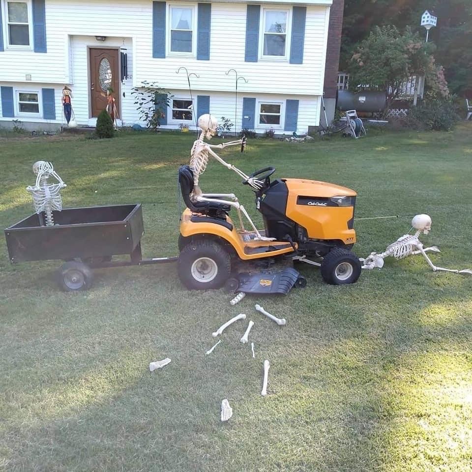 HorrorCarnival's tweet photo. A day in the life of Halloween decorations. https://t.co/uWQJAN3sTt