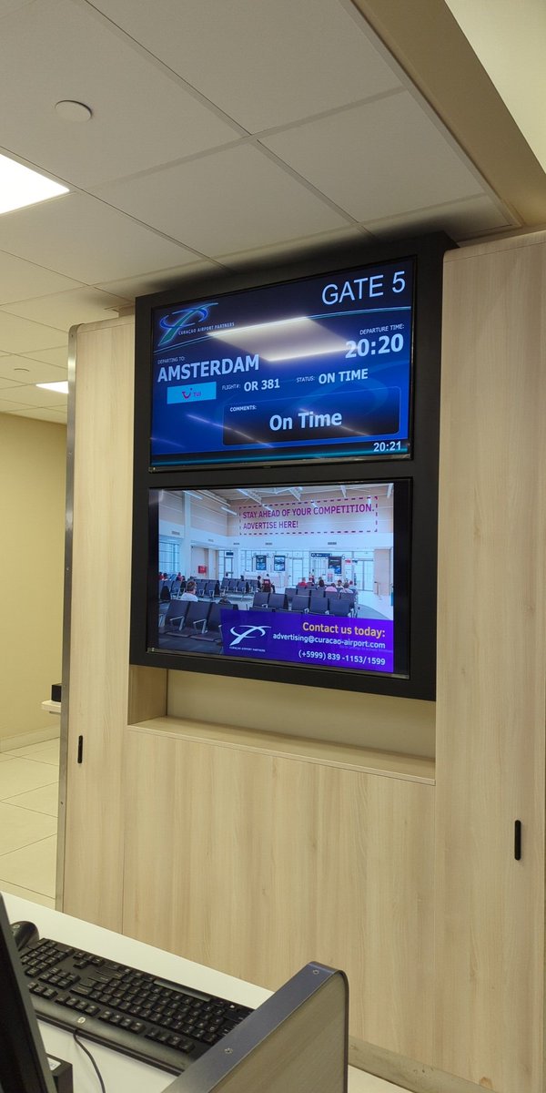 FabianMet's tweet photo. Boarding hasn't even started yet. Something doesn't seem right here.... https://t.co/TF9XfhzwyX