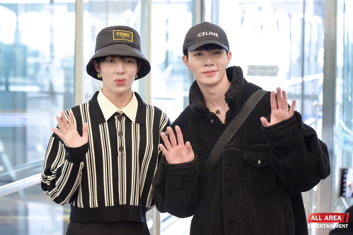 allarea_ent's tweet photo. “ซี - นุนิว” บินลัดฟ้าจัดงานแฟนมีตติ้งครั้งแรกที่กรุงโซล ประเทศเกาหลีใต้ และกรุงโตเกียว ประเทศญี่ปุ่น งานนี้แฟนๆมารอส่ง 2 หนุ่มกันอย่างเนืองแน่น! (1)

#ZeePruk #NuNew #ซนซน #ZeeNunew 
#ZeeNuNewGo2KoreaJapan https://t.co/Rf4CnohAbh