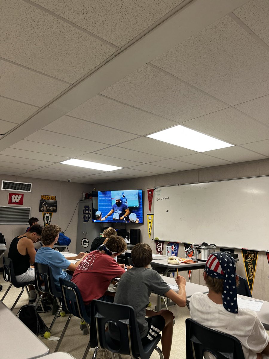 DSAsienna_high's tweet photo. Monday football practices are for @2Wordstv character development with @MackeySpeaks and fajitas!! #standtall #DSAsienna #steaks4sticks https://t.co/CD3LfWLE6c