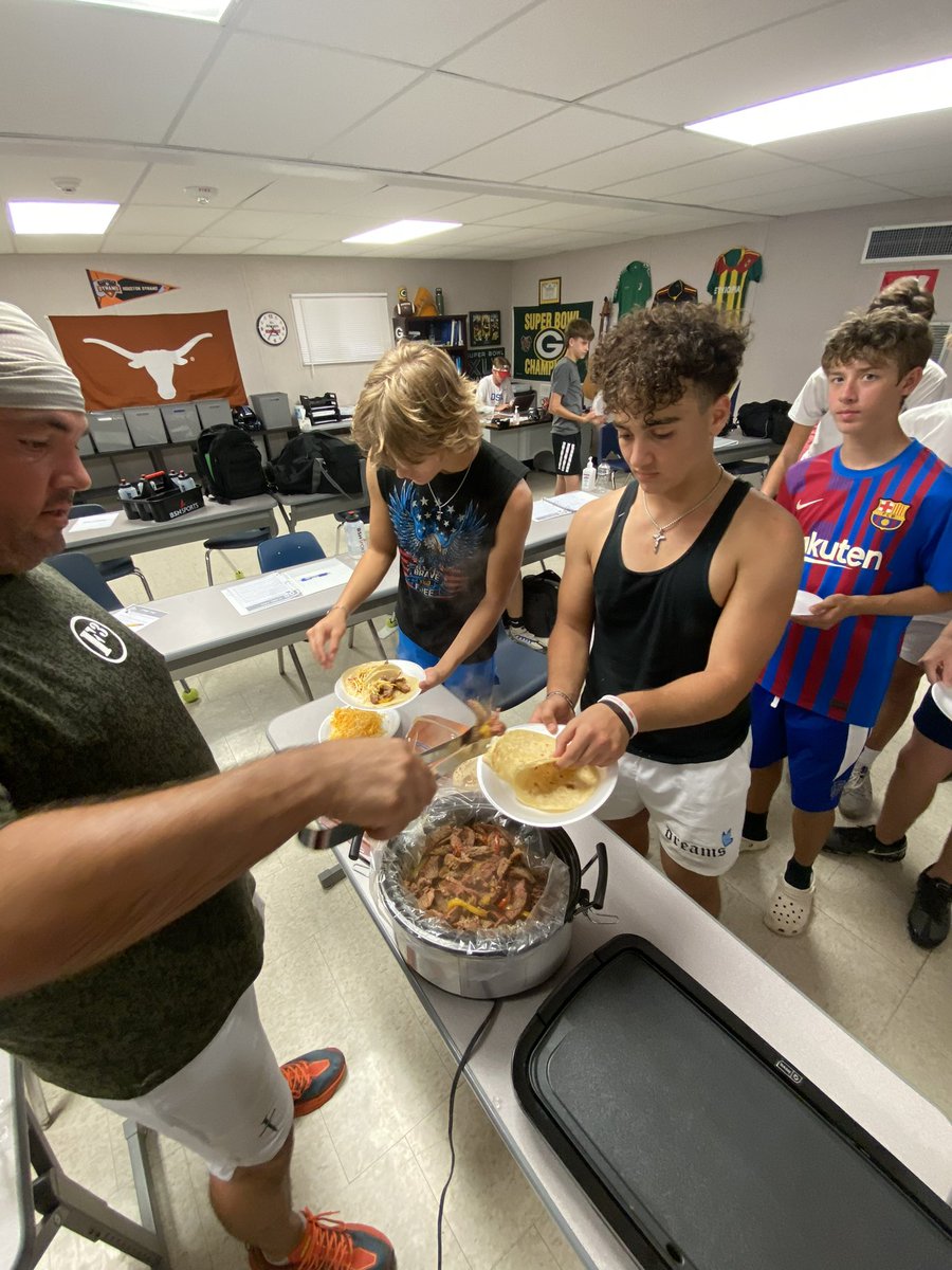 DSAsienna_high's tweet photo. Monday football practices are for @2Wordstv character development with @MackeySpeaks and fajitas!! #standtall #DSAsienna #steaks4sticks https://t.co/CD3LfWLE6c