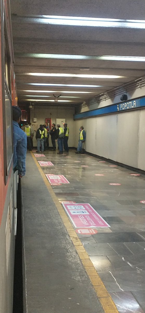 JacquiHB9's tweet photo. Retraso en la línea azul, estación Popotla #ciudaddemexico #MetroCDMX #lineaazul https://t.co/CNJokAKUiZ