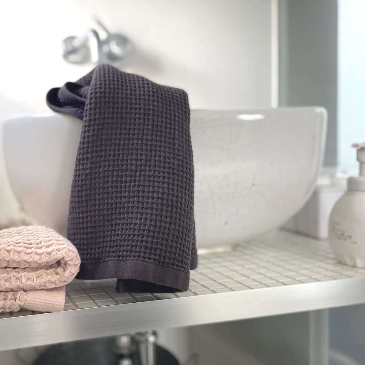 ToweLAB_'s tweet photo. コットン×リネンが、肌触り柔らかで軽やかな素材感「しゃりッフル」スマートロングタオル。　
綿麻混紡生地を使用し、柔らかさ×シャリ感で、さっぱりとした拭き心地！
立体的な変わりワッフル織り形状で、軽さが特徴です。　
https://t.co/OaZOvP82np https://t.co/JDZsEH1Zy2