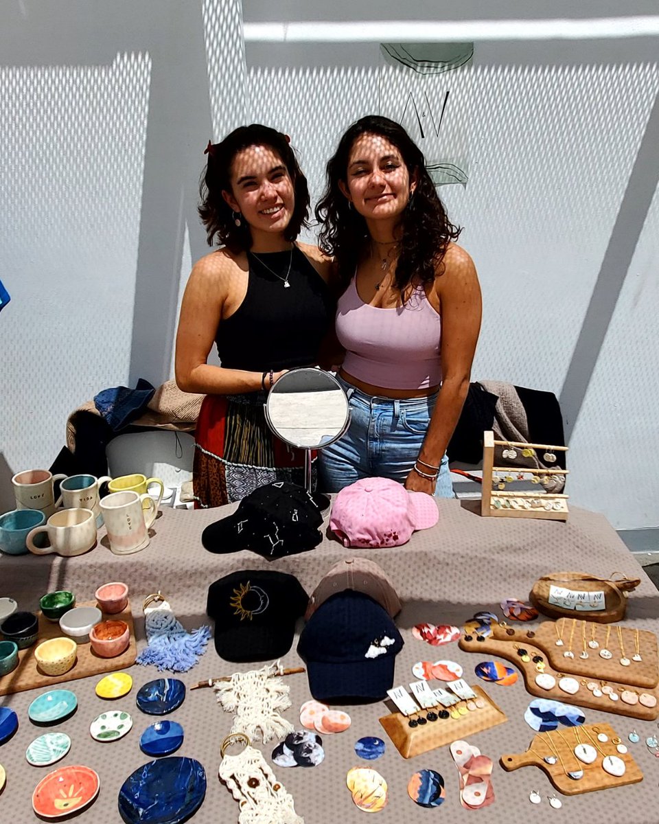 centro_news's tweet photo. al tianguis es un espacio de difusión del talento emergente de diseñadorxs de nuestra comundiad, volvió y te compartimos algunas fotografías ✨
En esta 8va edición, vivimos lo que el #talentoCENTRO hace: creaciones únicas y originales de cerámica, ropa, libretas, ¡y más! https://t.co/cKw6jkHJUd