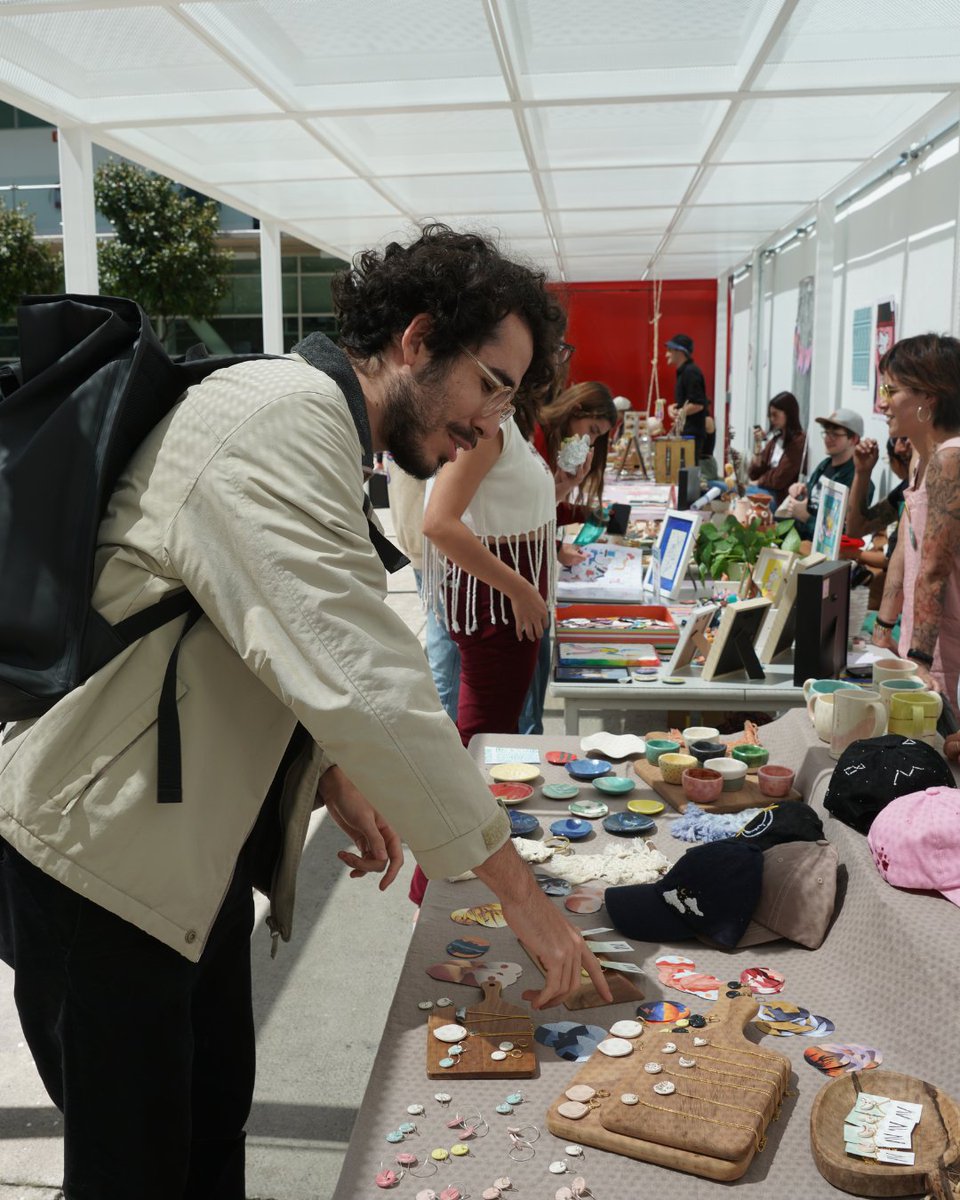 centro_news's tweet photo. al tianguis es un espacio de difusión del talento emergente de diseñadorxs de nuestra comundiad, volvió y te compartimos algunas fotografías ✨
En esta 8va edición, vivimos lo que el #talentoCENTRO hace: creaciones únicas y originales de cerámica, ropa, libretas, ¡y más! https://t.co/cKw6jkHJUd