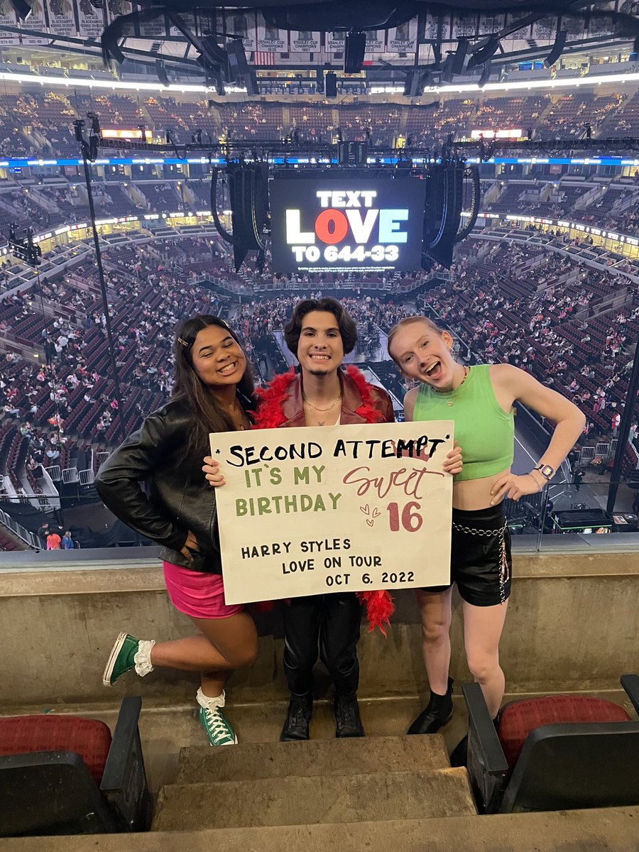 jenbic73's tweet photo. #harrystyleschicago #HarryStylesLoveOnTour  please make up this October 6 birthday wish by a pit pass! #unitedcenter https://t.co/MJGRJHaKju