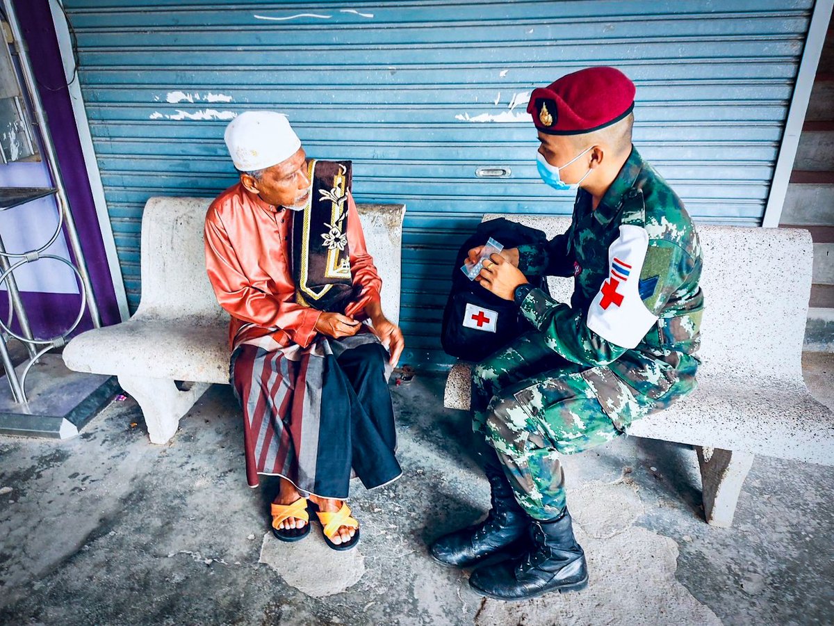 cpsw954's tweet photo. "ห่วงใยประชาชน"
💂ชุดควบคุมที่954 หน่วยเฉพาะกิจสันติสุข โดยชุดควบคุมที่405 ดำเนินกิจกรรมหมอเดินเท้าเข้าชุมชน ให้บริการทางการแพทย์เบื้องต้น, แจกจ่ายยาเวชภัณฑ์ให้กับปชช. ในพื้นที่ บ.ดูกูสุเหร่า ม.7 ต./อ.บาเจาะ จว.น.ธ.
#ทหารเป็นที่พึ่งของประชาชนในทุกโอกาส
#SATUPADUเราคือพี่น้องกัน🇹🇭 https://t.co/WiwpxWyZJF