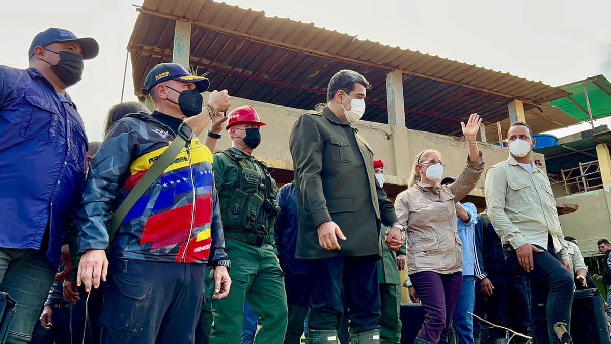 ConCiliaFlores's tweet photo. Llegué junto a mi esposo, Presidente @NicolasMaduro, a Las Tejerías, Estado Aragua, para abrazar al noble pueblo que ha sufrido una catástrofe. ¡No están solos! Tienen la mano amorosa del Gobierno Bolivariano para la reconstrucción de una nueva Tejerías.
#FuerzaPuebloLasTejerías https://t.co/w5Sfklljbp