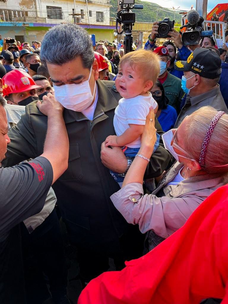 ConCiliaFlores's tweet photo. Llegué junto a mi esposo, Presidente @NicolasMaduro, a Las Tejerías, Estado Aragua, para abrazar al noble pueblo que ha sufrido una catástrofe. ¡No están solos! Tienen la mano amorosa del Gobierno Bolivariano para la reconstrucción de una nueva Tejerías.
#FuerzaPuebloLasTejerías https://t.co/w5Sfklljbp
