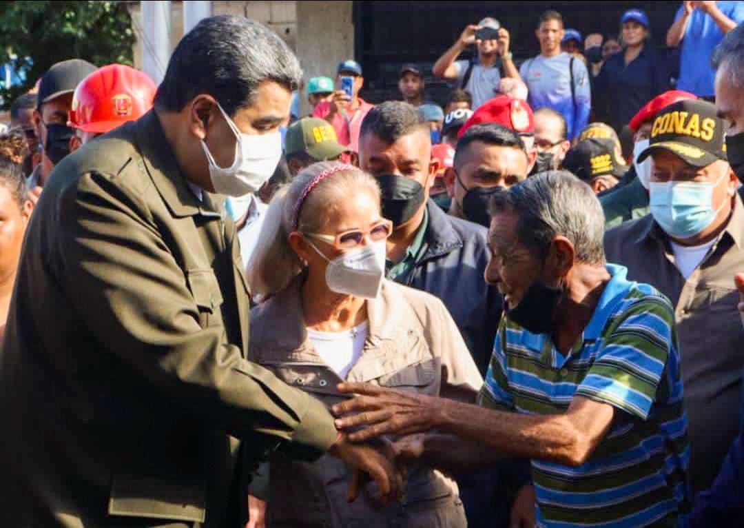 Llegué junto a mi esposo, Presidente <a href="/NicolasMaduro/">Nicolás Maduro</a>, a Las Tejerías, Estado Aragua, para abrazar al noble pueblo que ha sufrido una catástrofe. ¡No están solos! Tienen la mano amorosa del Gobierno Bolivariano para la reconstrucción de una nueva Tejerías.
#FuerzaPuebloLasTejerías