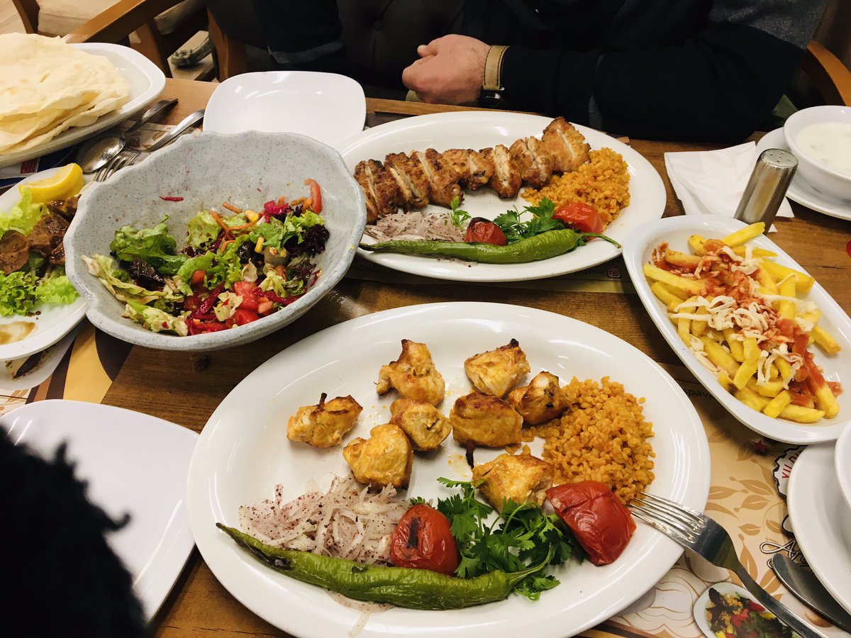 Kebap yanında gelen pilav kadar gereksiz bir sey yok..