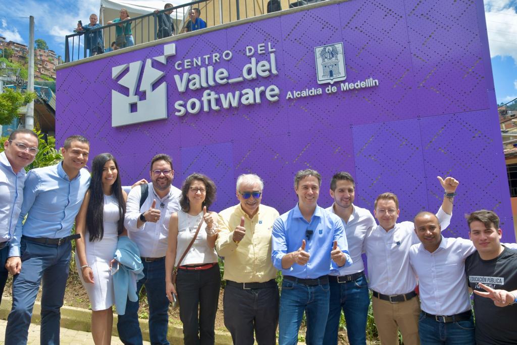 AlejandroAriasG's tweet photo. Hoy, después de dos años y medio, cierro una de las historias más gratificantes que he tenido en mi vida: ser Secretario de Desarrollo Económico de Medellín, un rol con el que soñé por años y que mezcla mis dos grandes pasiones: el servicio público y el emprendimiento. https://t.co/gmdAbKyI8N
