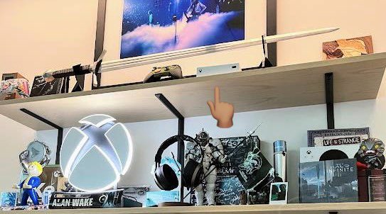 jmatuk's tweet photo. A través de una publicación en @Twitter, @XboxP3 habría mostrado el prototipo de #ProjectKeystone, su dispositivo para llevar #XboxCloudGaming a cualquier pantalla para jugar sin consola. Su tamaño es menor al de un control de Xbox, y tiene un diseño similar a una Series S. https://t.co/lXKNbBuMVT