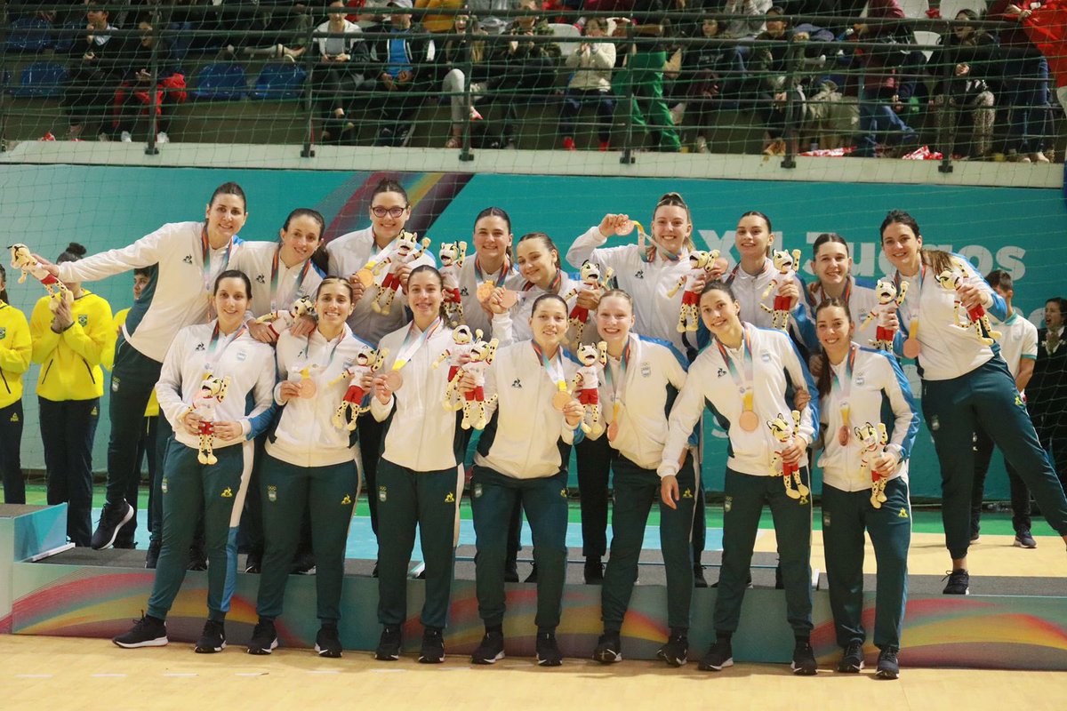 MGALsports's tweet photo. ¡GARRA DE BRONCE! 

Argentina cayó ante Brasil 26-15 en la última jornada y logró subirse al podio en los Juegos Odesur 2022. 
Muy meritorio lo del conjunto liderado por Dady Gallardo, que disputó el torneo con una gran parte de jugadoras jóvenes que brillan en el ámbito local. https://t.co/C2Uc7lykB8