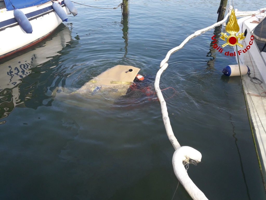 OmarNews24's tweet photo. NATANTE AFFONDATO RECUPERATO NEL CANALE LOCOVAZ A MONFALCONE https://t.co/YfNuHcAy5i 

#NATANTE #monfalcone #friulitv https://t.co/IiafLLwltB
