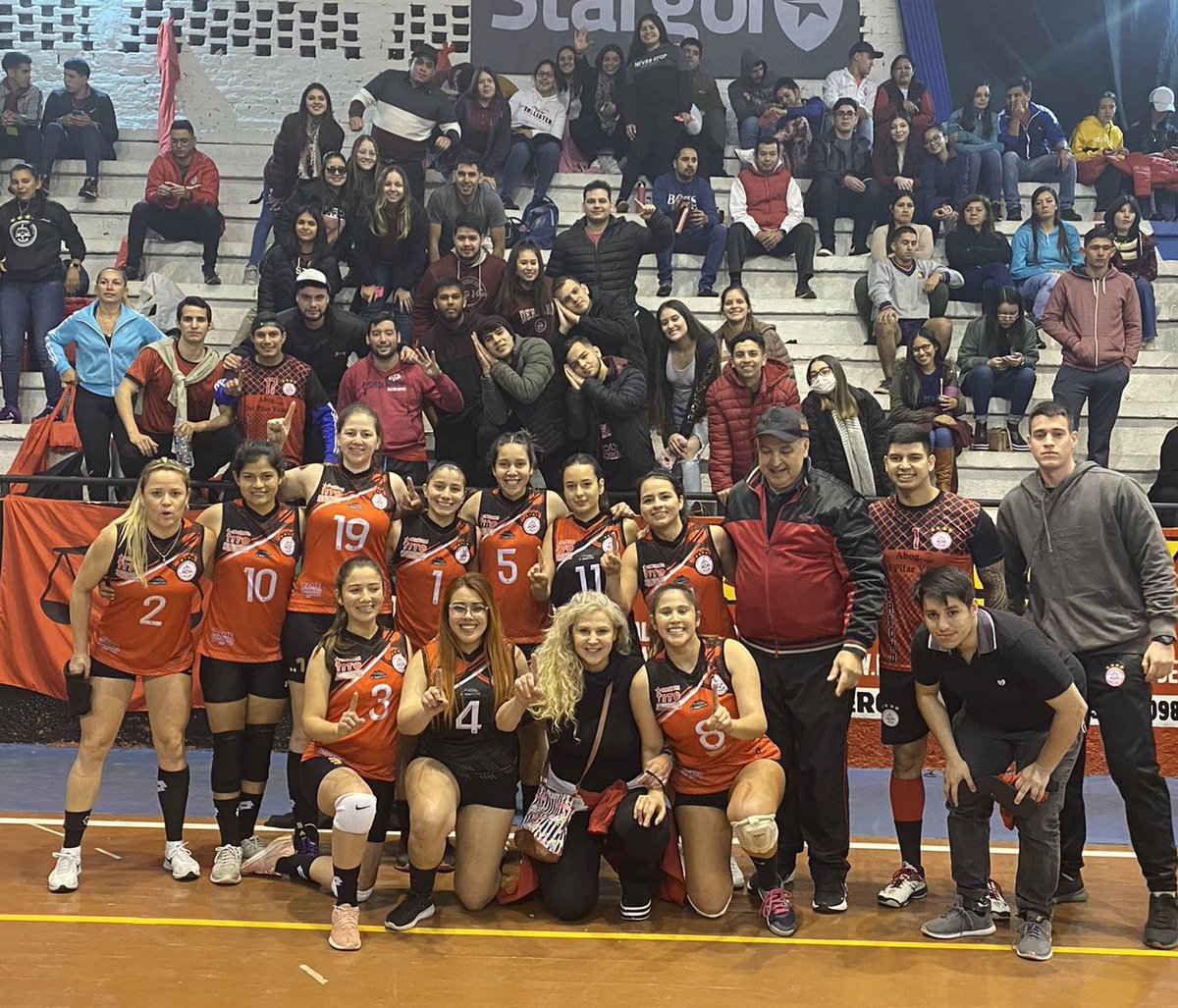 Extendemos nuestro más grande agradecimiento a nuestro querido Decano Dr. Gustavo Miranda Villamayor, por el acompañamiento y apoyo de siempre a sus estudiantes, desde el inicio hasta el final presente para alentar por nuestra querida casa de estudios ⚖️💪🏾🔴⚫️ ¡Gracias Decano!