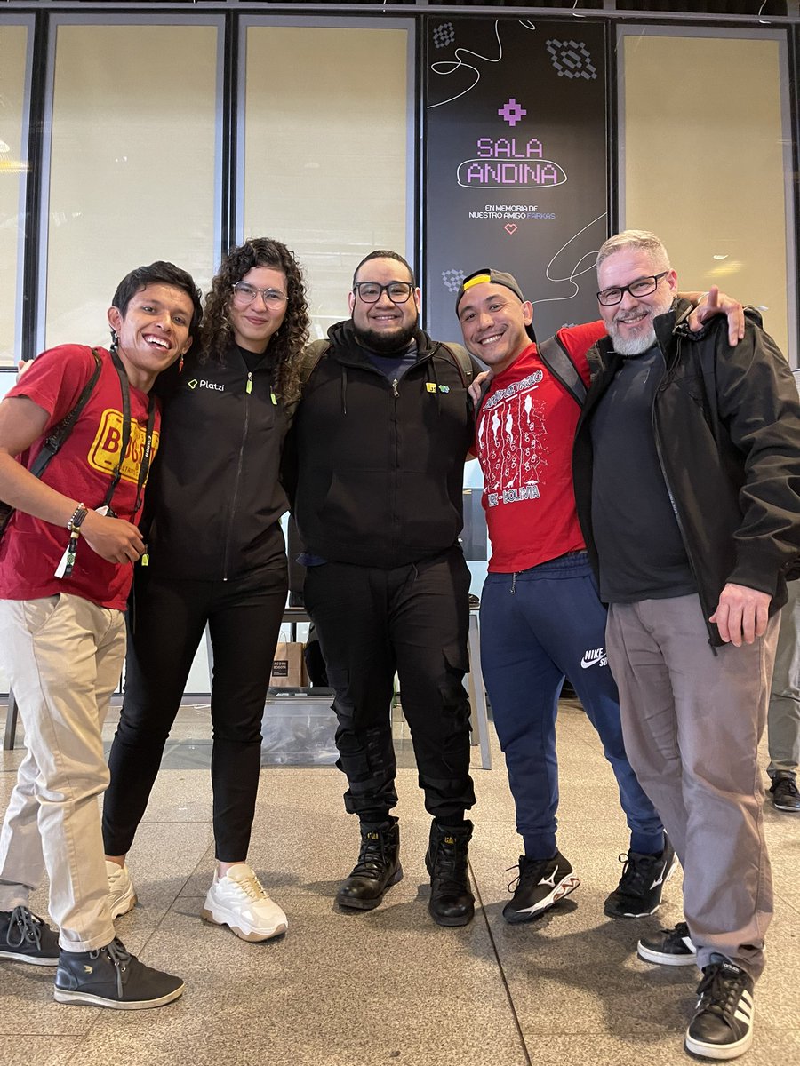 tomkat_cr's tweet image. Al fin! la esperada #selfie con nuestros héroes del #ethdevprogram de @platzi : @ocandocrypto y @gndx | alfombra roja de la #Web3 @ethlatam route to @EFDevcon #DevConBogota #devcon2022