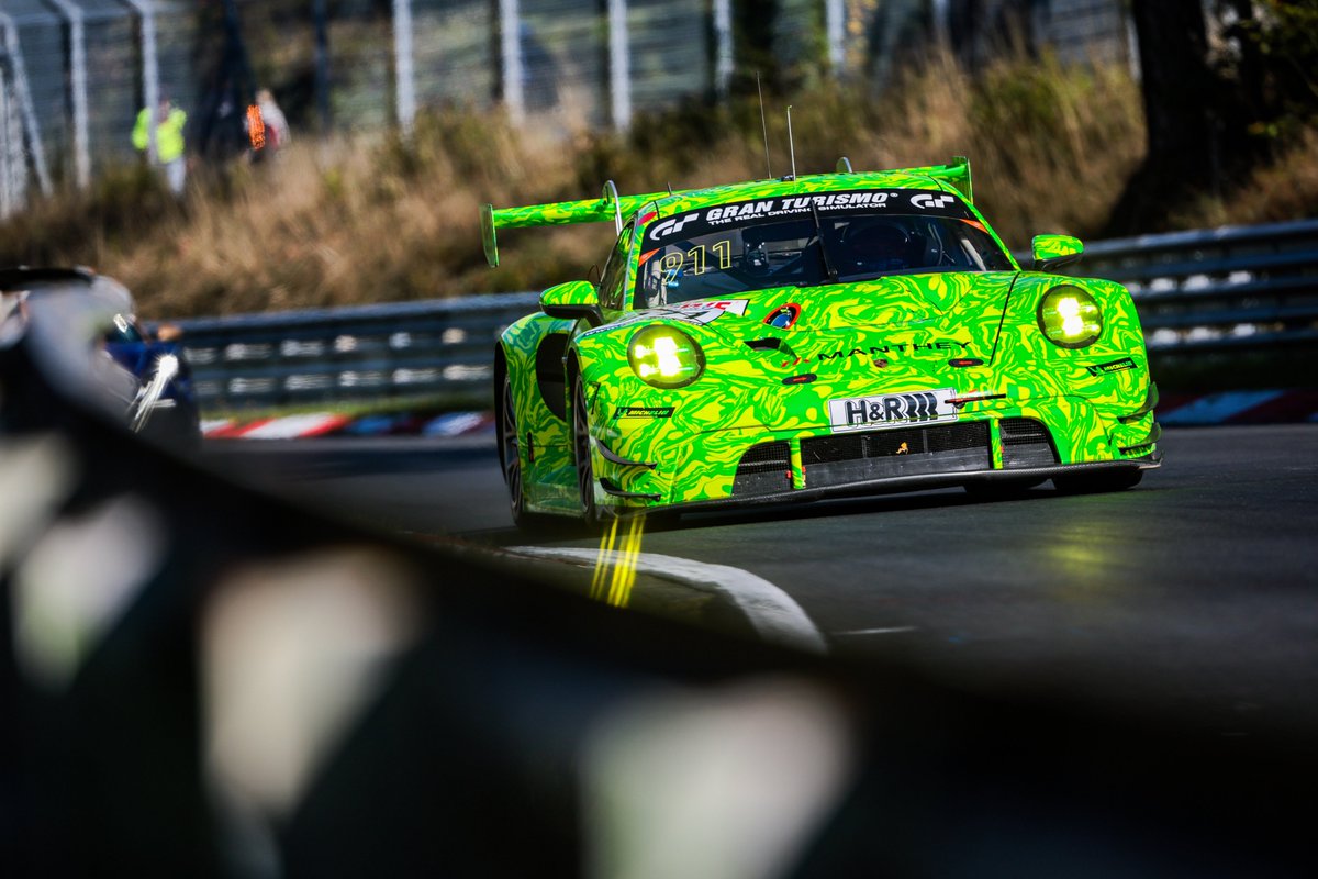 Nowe #Porsche 911 GT3 R pomyślnie zalicza pierwszy, testowy wyścig.
Samochód o mocy około 565 KM, wyposażony w wyścigowe opony Michelin, uplasował się na trzecim miejscu klasyfikacji generalnej w siódmej rundzie Nürburgring Endurance Series.