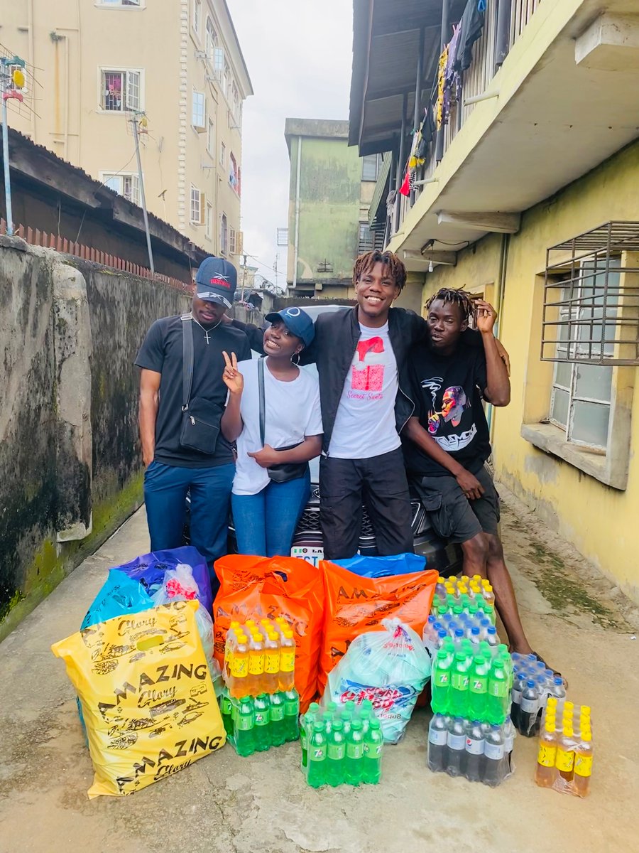 partyjollof_'s tweet photo. We shared packs of jollof rice with chicken and drinks to over 150 people at idi-araba, Lagos today. 
Thank God, thank you to our donors and thank you to my team @SecretSanta_NG for helping us make people happy today🙏🏾 https://t.co/XwYMkTTPxQ