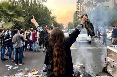 miladnikabadi's tweet photo. انقلاب زنانه، انقلابی نیست که فقط زنان در آن شرکت می‌کنند و یا زنان و مردان را از هم جدا می‌کند. بلکه انقلابی است که زنان و مردان را از این تبعیض و جدایی احمقانه و تاریخی می‌رهاند و هم ردیف و هم دوش هم قرار می‌دهد.
#زن_زندگي_آزادي 
#مهسا_امينی‌ 
#نیکا_شاکرمی https://t.co/YRztRaFRUq