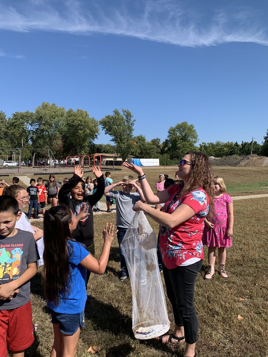 MrsVortherms3rd's tweet photo. Exciting day in our classroom! We got to release 14 monarchs to begin the long journey south for the winter. It’s always bitter sweet to see them go. @villeagles https://t.co/wrSG3lVgDg