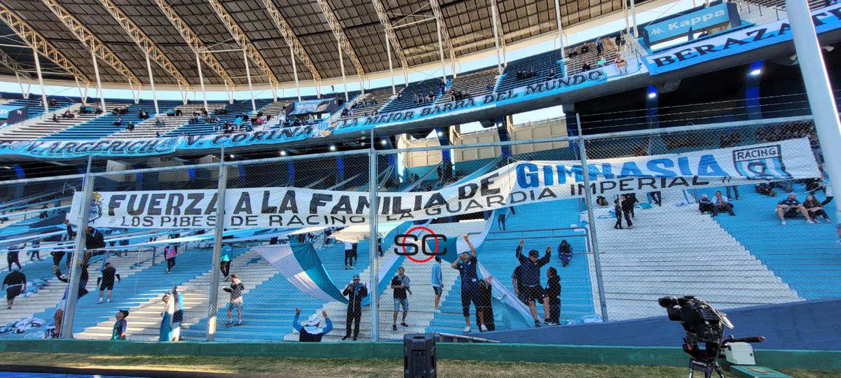 SC_ESPN's tweet photo. La gente de Racing le expresa su apoyo a la de Gimnasia, luego de lo sucedido el jueves a la noche en El Bosque. https://t.co/zInRid0C02