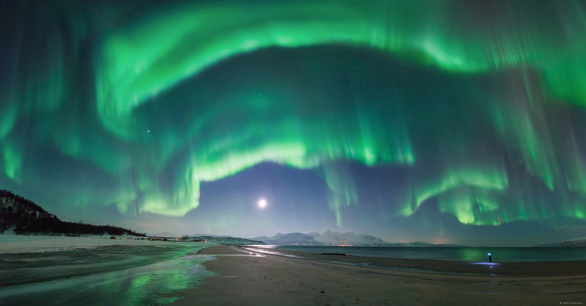 SpaceScience_'s tweet photo. En Norvège, le photographe Tommy Richardsen a capturé ces magnifiques aurores boréales accompagnées de la pleine Lune https://t.co/rMGtxEvhB4