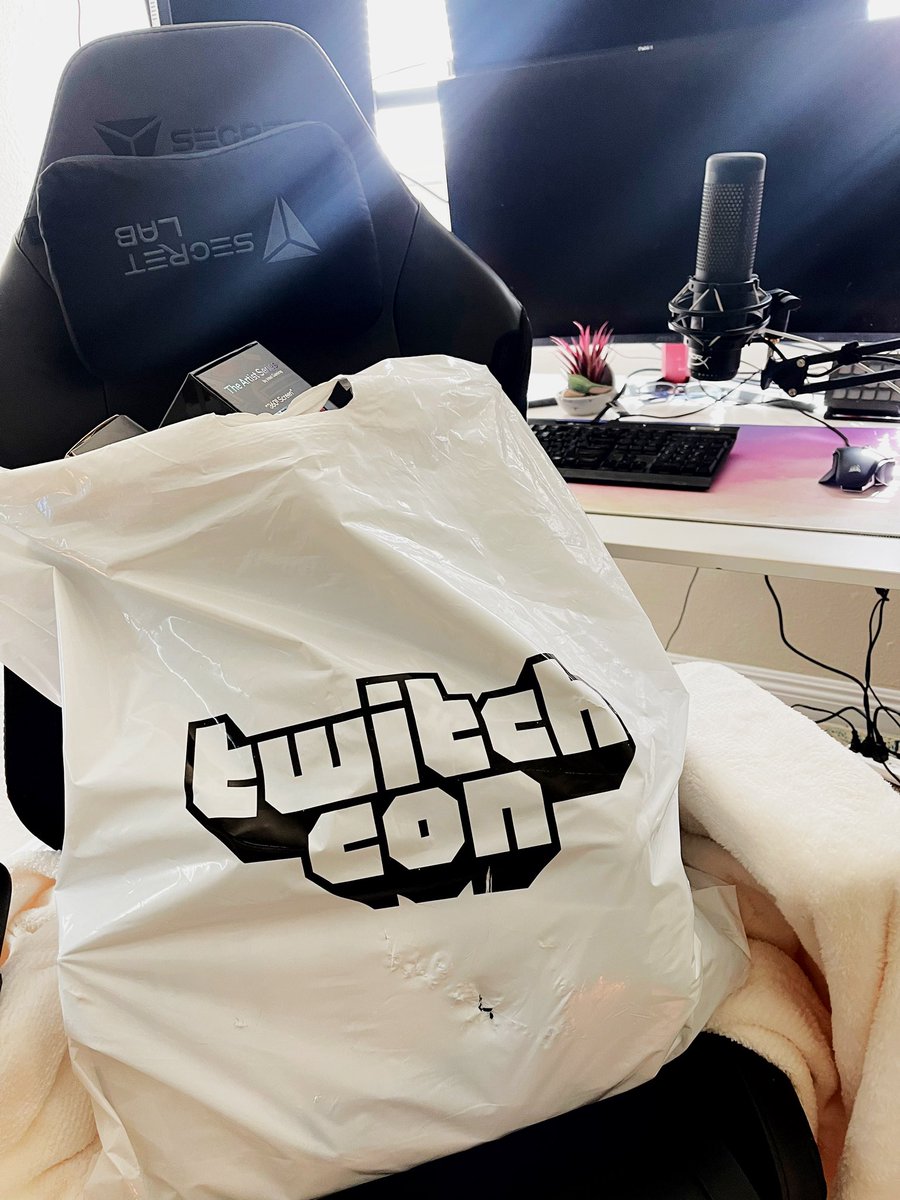TurtleyCheli's tweet photo. going to be giving away goodies that I bought for you guys while at Twitch Con

to be eligible:
-must like and retweet this tweet
-must follow TurtleyCheli on Twitter
-must be in the discord server 
-tag a friend who needs a keyboard

GIVEAWAY IS TOMORROW NIGHT AT 6:30 PM !!!! 🎁 https://t.co/dot71xNpbc