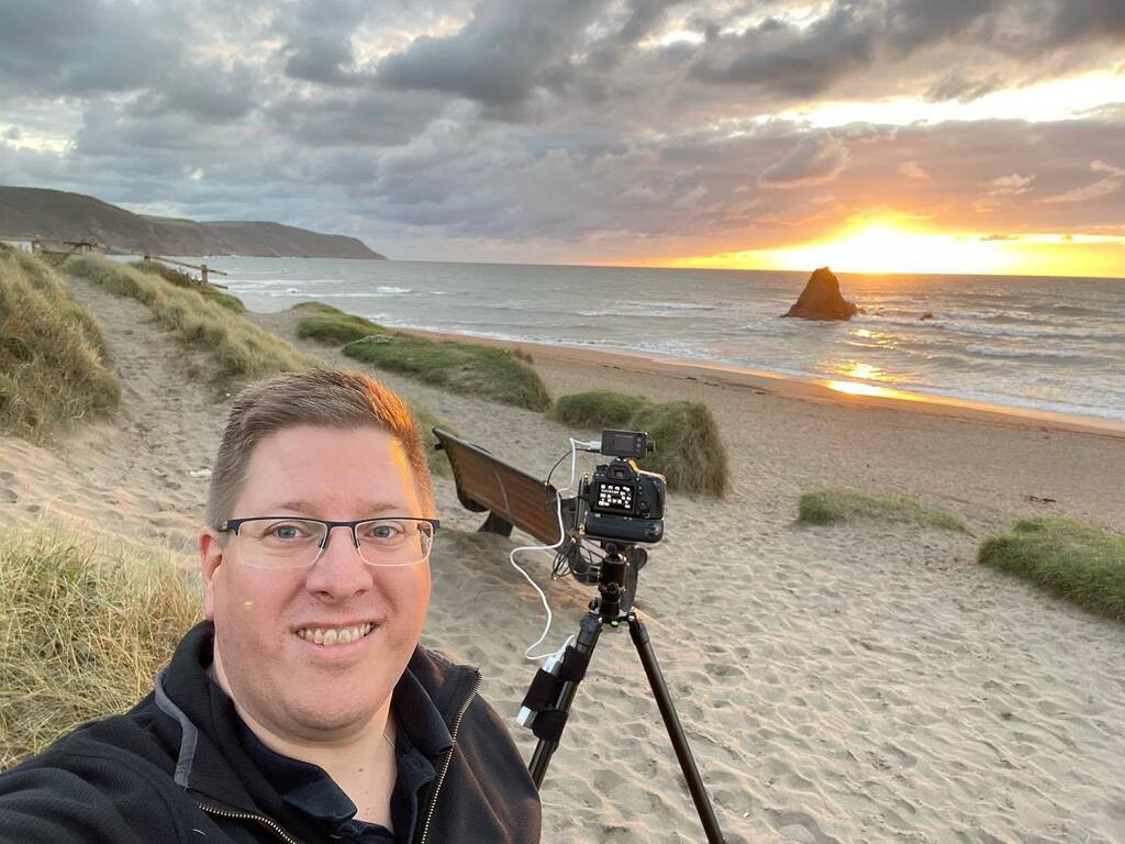 OK vooruit dan, een actiefoto. Tijdens onze vakantie in #cornwall lag het strand van #widemouthbay letterlijk voor onze neus. Dus kon ik vaker even naar het strand voor een #zonsondergang, een #timelapse of gewoon om te kijken en te luisteren naar het water. Of om ‘s nachts …