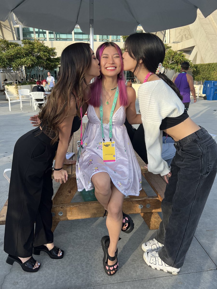 SuppyColleen's tweet photo. twitchcon was amazing!!!! https://t.co/5QrPQXIYag