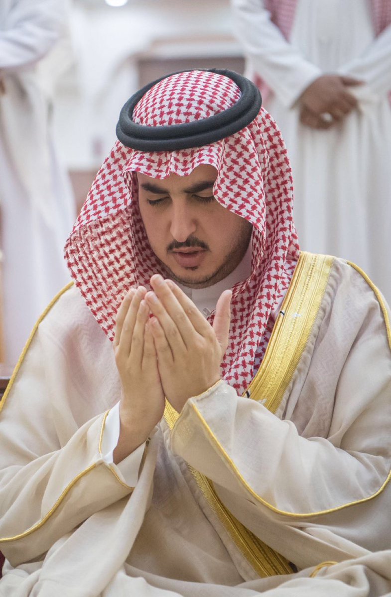 سمح المحيّا أمير الجوف
وجهٍ بشوشٍ وخاطر سمح
،
،
اللي يدينه من المعروف
وحده سنابل ووحده قمح

 #أمير_منطقة_الجوف