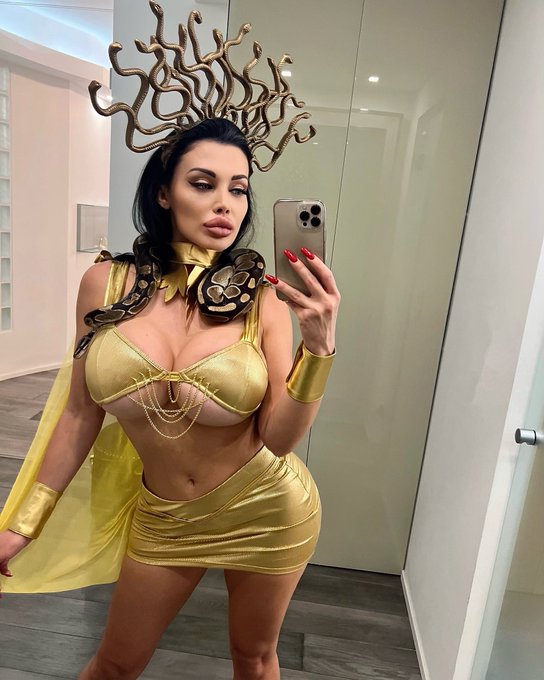 I love the dark, mad, wild, beautiful creature that resides inside of you
Medusa

Halloween is almost