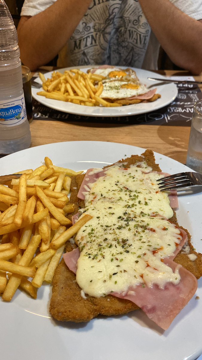 Comerme esta milanga mientras suena Brillante sobre el mic de fondo (Y sentirme un poco más como en casa). EPICO🥹