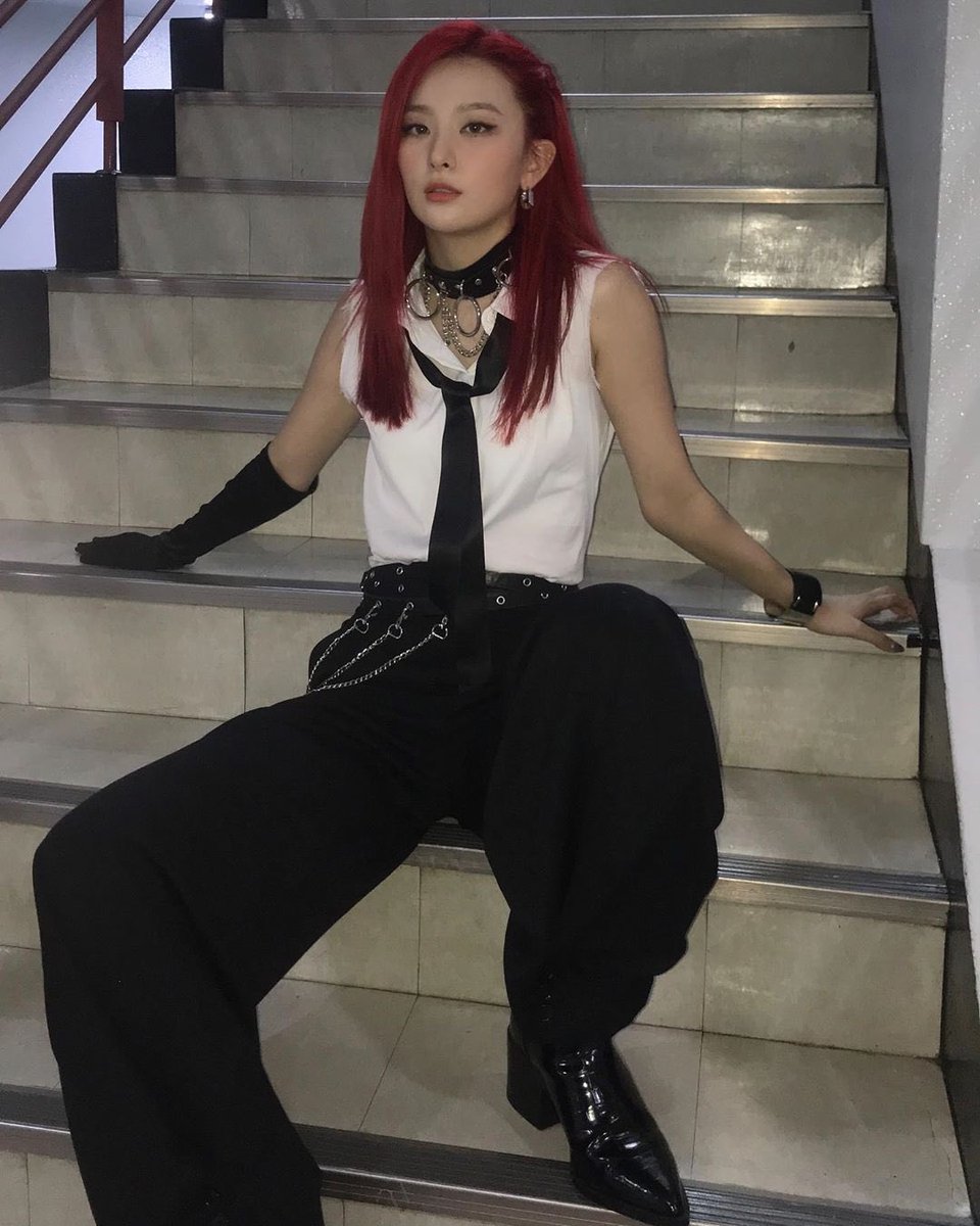 fukiscraft's tweet photo. si ven a una monita toda rebelde que se quiere unir al #𝕓ub𝑏leᘡ𝑠quād 🏴‍☠️ háganle caso que aunque parezca ruda la verdad solo quiero ir de besos a mis chiquititos, ya den la cola en el #𝟷𝟶𝟷𝟶𖦹𝑡ime *bromis* los quiero porfa háganme caso o les haré un embrujo. https://t.co/t92btzaqDB