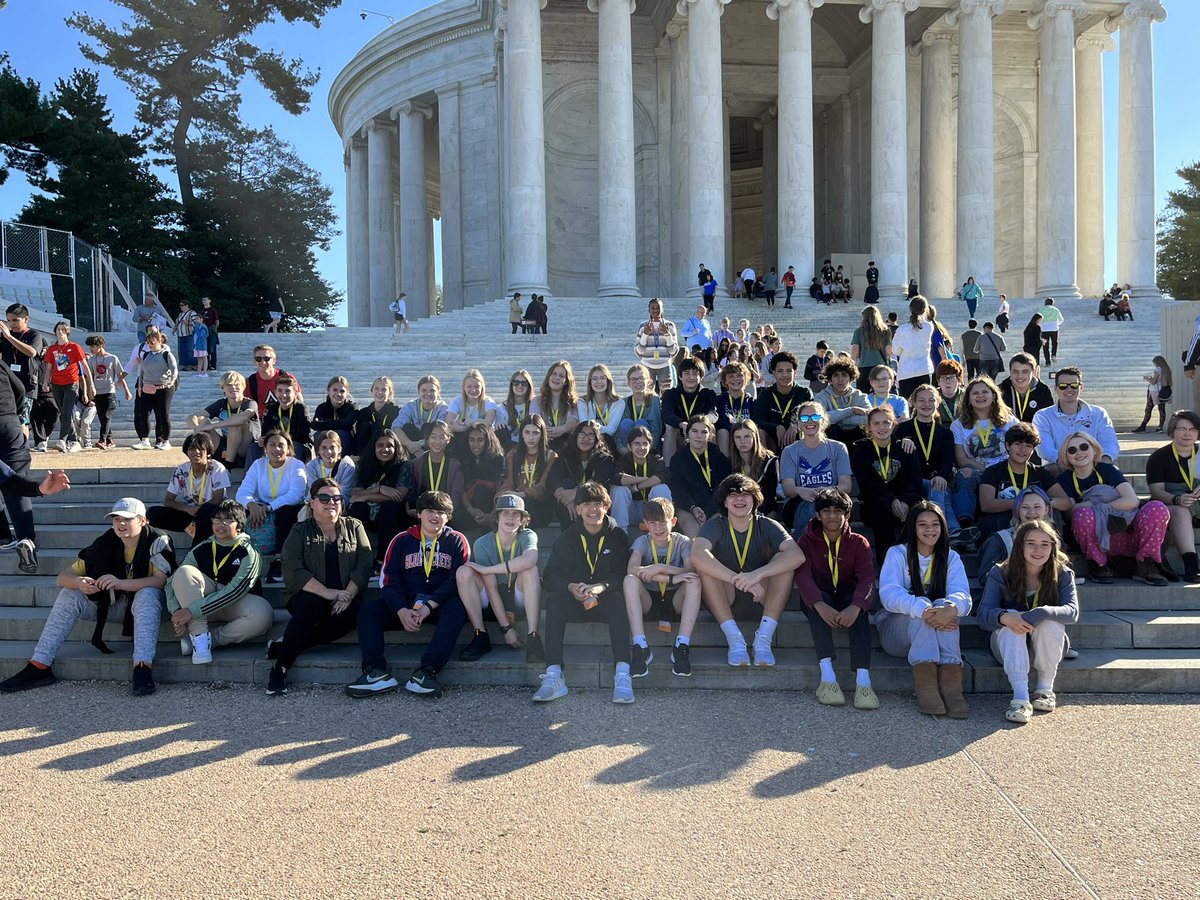 Mr_Frobose's tweet photo. Bus #6 at the Jefferson and FDR Memorials! @hyattseaglenews @EagleNewsHyatts @HyattsDC https://t.co/PLSfX6yKJc