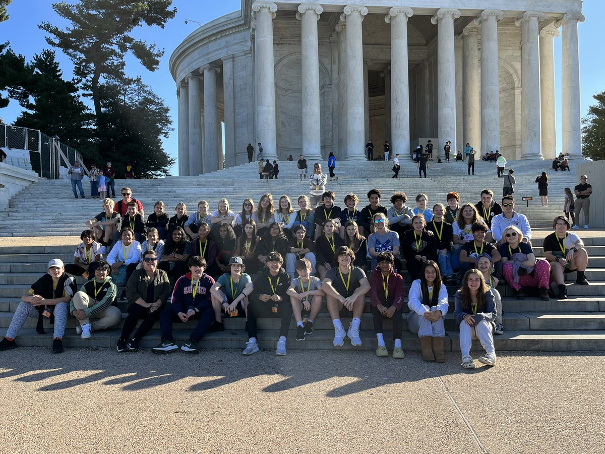 Mr_Frobose's tweet photo. Bus #6 at the Jefferson and FDR Memorials! @hyattseaglenews @EagleNewsHyatts @HyattsDC https://t.co/PLSfX6yKJc