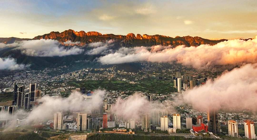 nelvaldez's tweet photo. Miren nadamás que chulada de panorámica de nuestras montañas 😍
#SanPedro #Monterrey 

📸 Roberto Ríos https://t.co/gUWSujCRBS