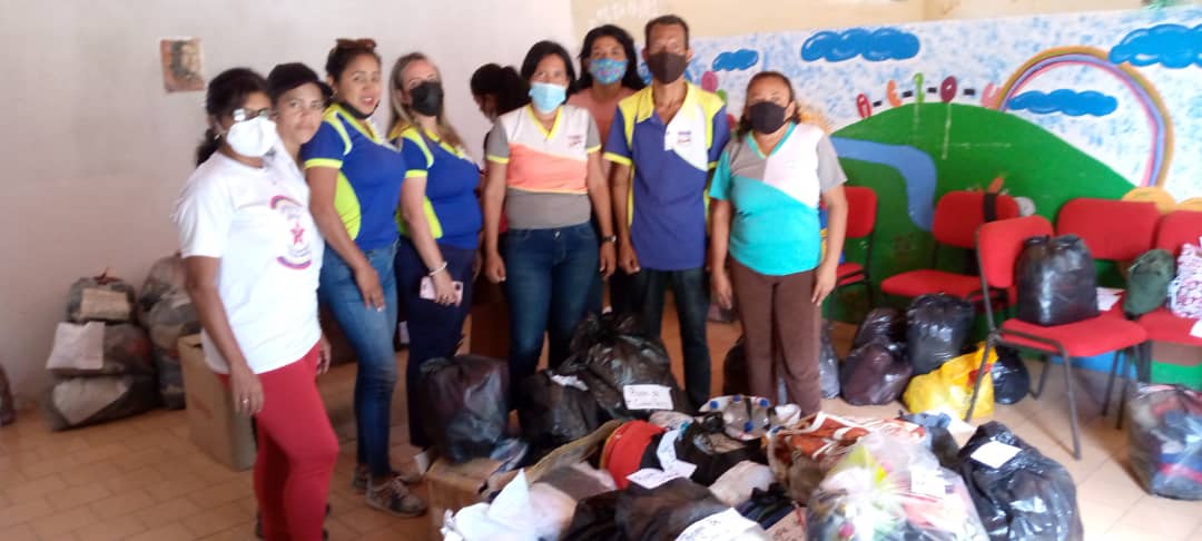 educativa_ribas's tweet photo. El sector Educativo del Municipio Ribas recaudan ropa,zapatos ,comida para los hermanos de la Tejerias  
Movimiento de Educadores de Aragua trabaja para ayudar a las tejerias 
@NicolasMaduro @_LaAvanzadora @leoalvacabrera @ZE_Aragua @VTVcanal8 @dcabellor https://t.co/7fvsISjTD3