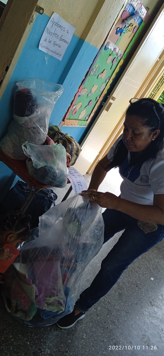 educativa_ribas's tweet photo. El sector Educativo del Municipio Ribas recaudan ropa,zapatos ,comida para los hermanos de la Tejerias  
Movimiento de Educadores de Aragua trabaja para ayudar a las tejerias 
@NicolasMaduro @_LaAvanzadora @leoalvacabrera @ZE_Aragua @VTVcanal8 @dcabellor https://t.co/7fvsISjTD3